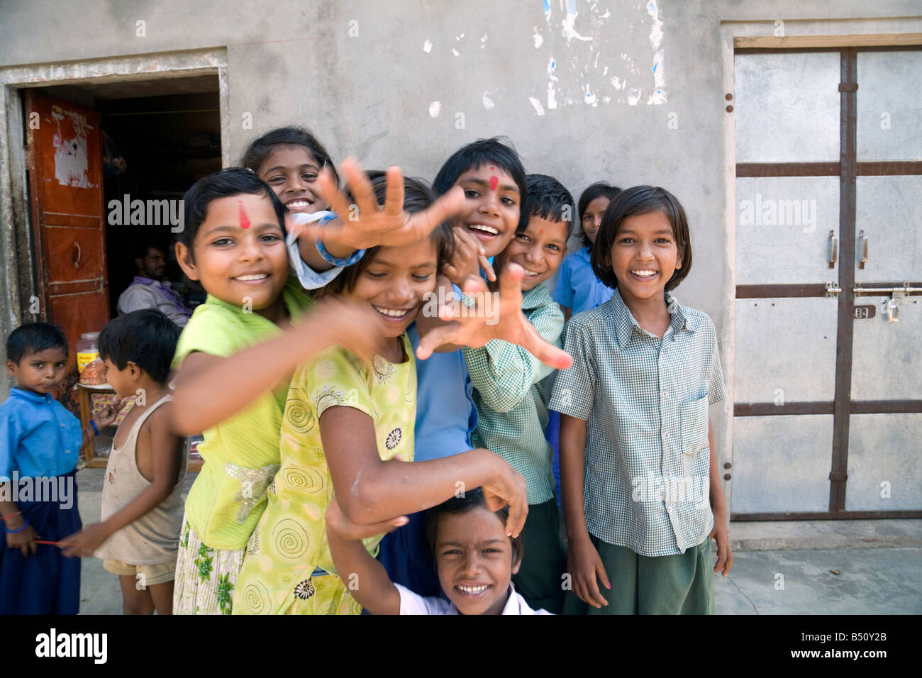 Un groupe d'heureux enfants du village, Rajasthan, Inde Banque D'Images