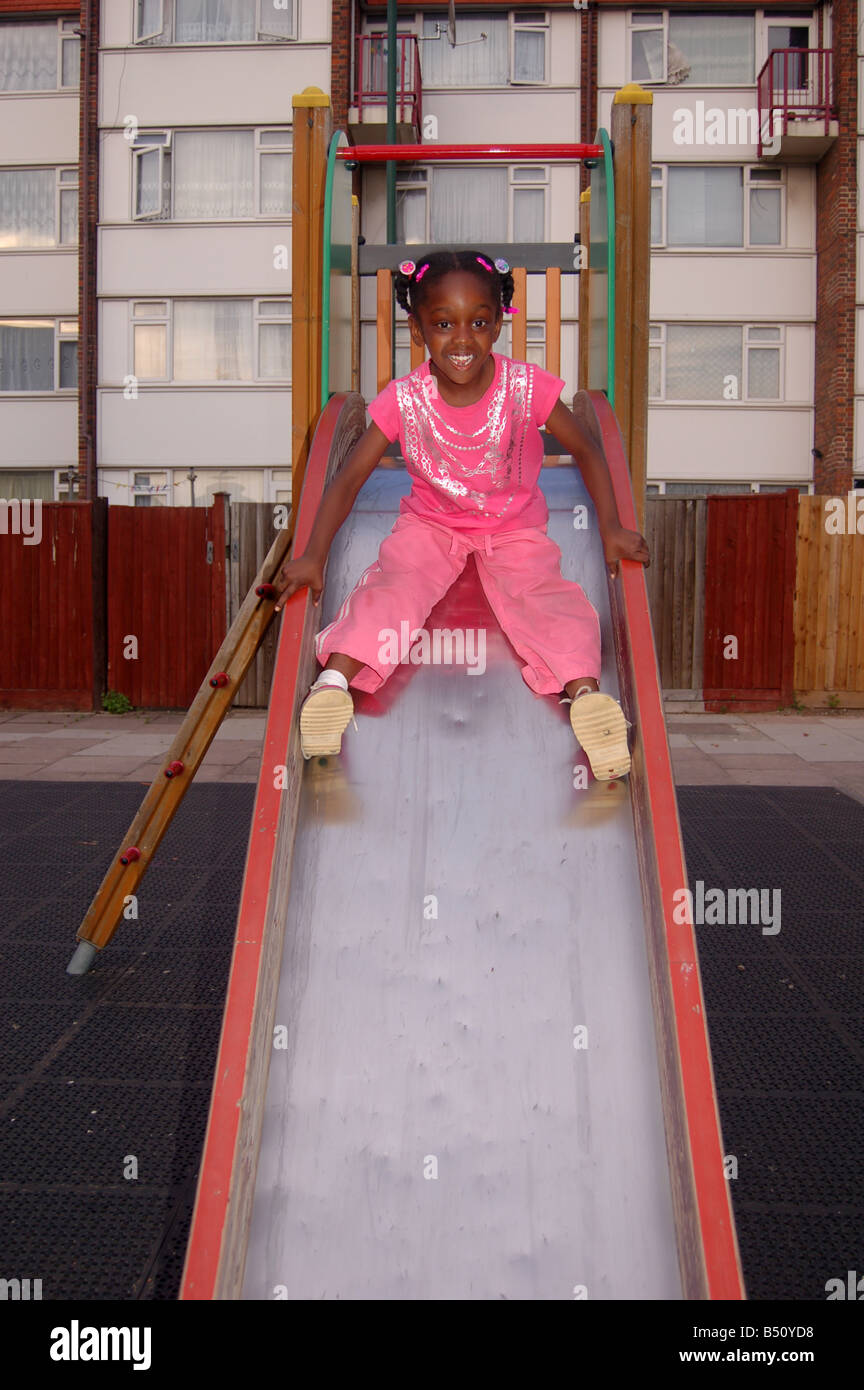 A smiling afrocaribbean fille sur glisser Banque D'Images
