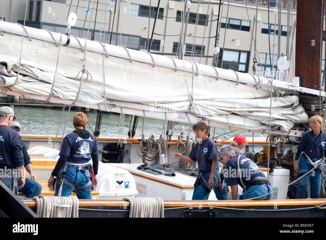 L'équipage à bord topsail schooner en Californie, San Francisco, Californie Banque D'Images