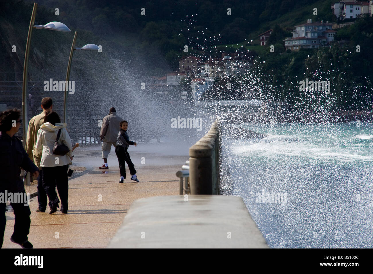 Vagues se briser sur la digue San Sebastian Banque D'Images