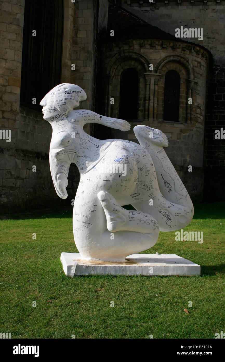 La sculpture moderne dans l'enceinte de l'église Notre Dame de l' Assomption à Auvers sur Oise Banque D'Images