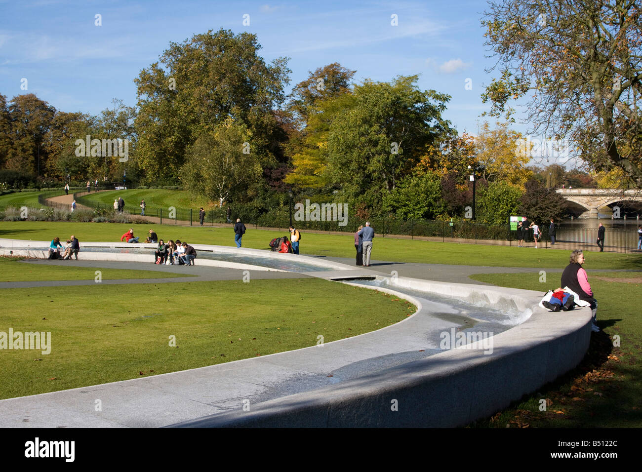 Diana Princess of Wales Memorial Fountain Hyde park le parc royal London England uk go Banque D'Images