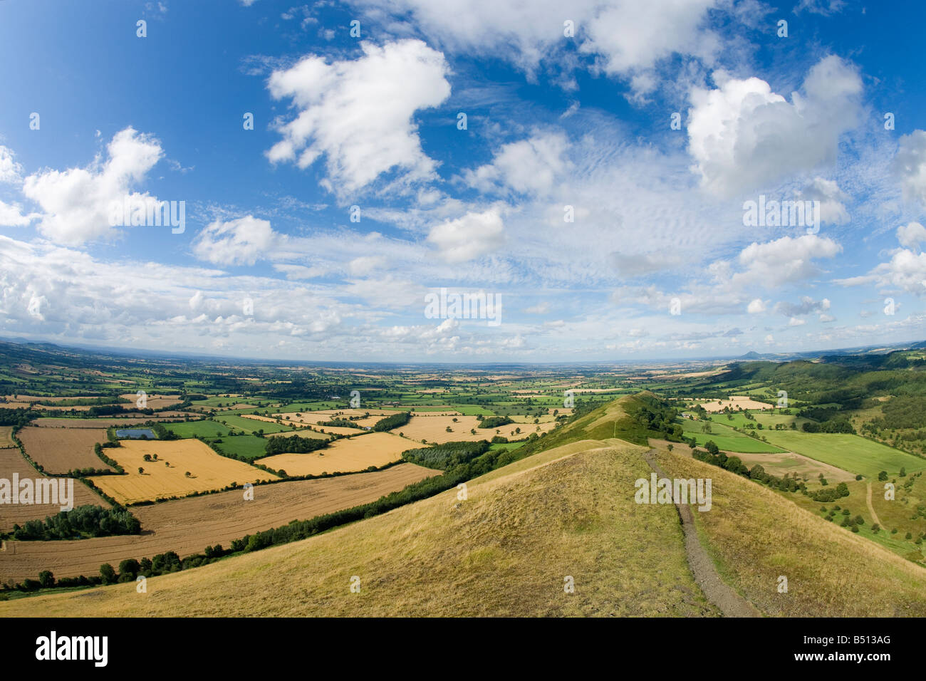 Le Shropshire plain à la recherche de la colline Wrekin de Lawley dans Church Stretton collines en été soleil Shropshire England UK GO Banque D'Images