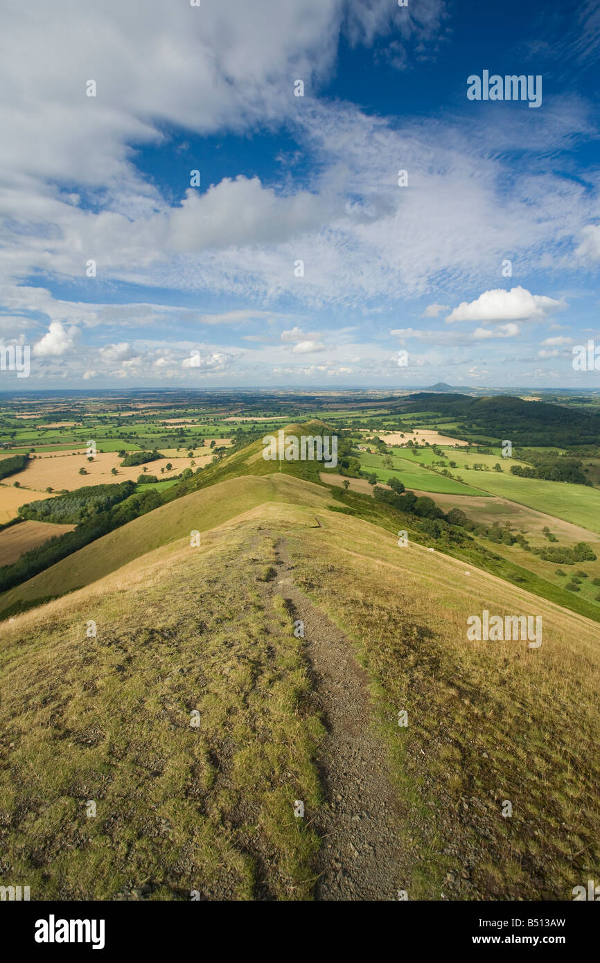 Le Shropshire plain à la recherche de la colline Wrekin de Lawley dans Church Stretton collines en été soleil Shropshire England UK GO Banque D'Images