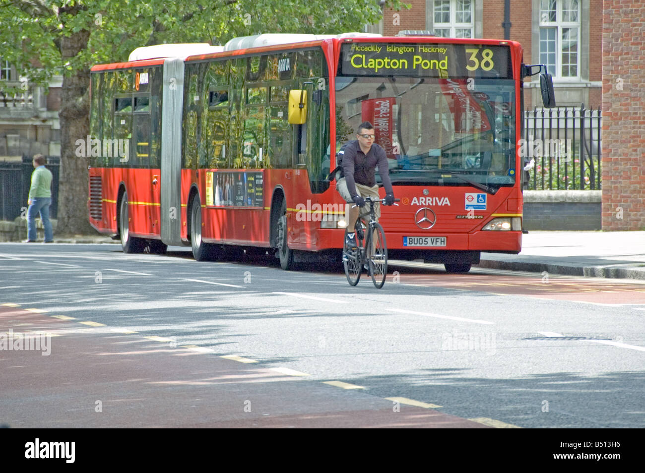 Cycliste avec bendybus London England UK Banque D'Images