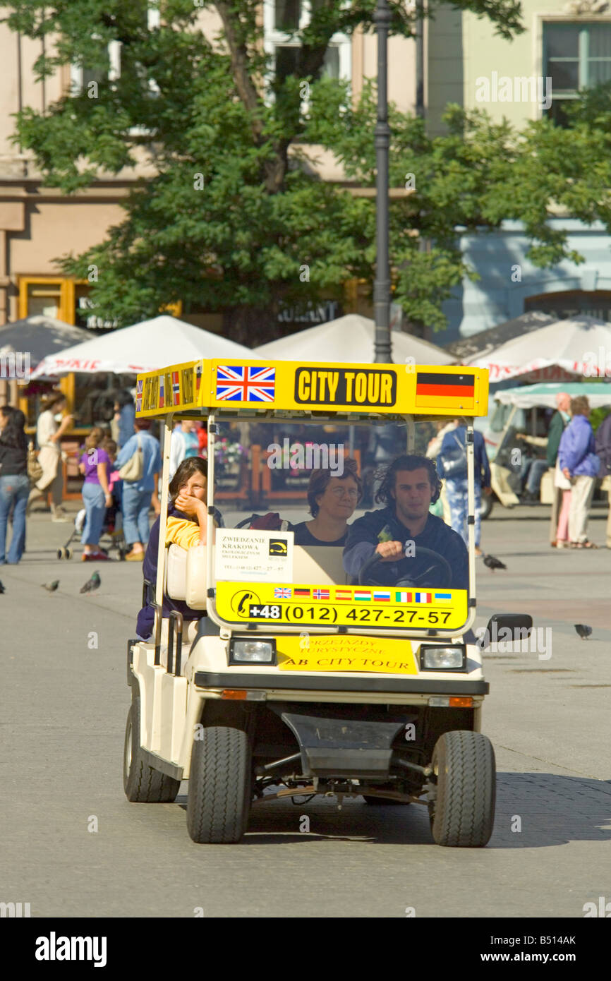 Une voiture de tourisme électrique tour de la ville de la Place du Marché principal de Cracovie en Pologne. Banque D'Images