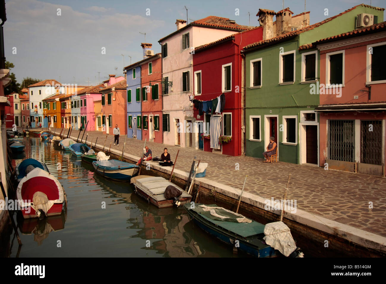 Burano île célèbre pour la maisons peintes de couleur Lagune de Venise Italie Banque D'Images