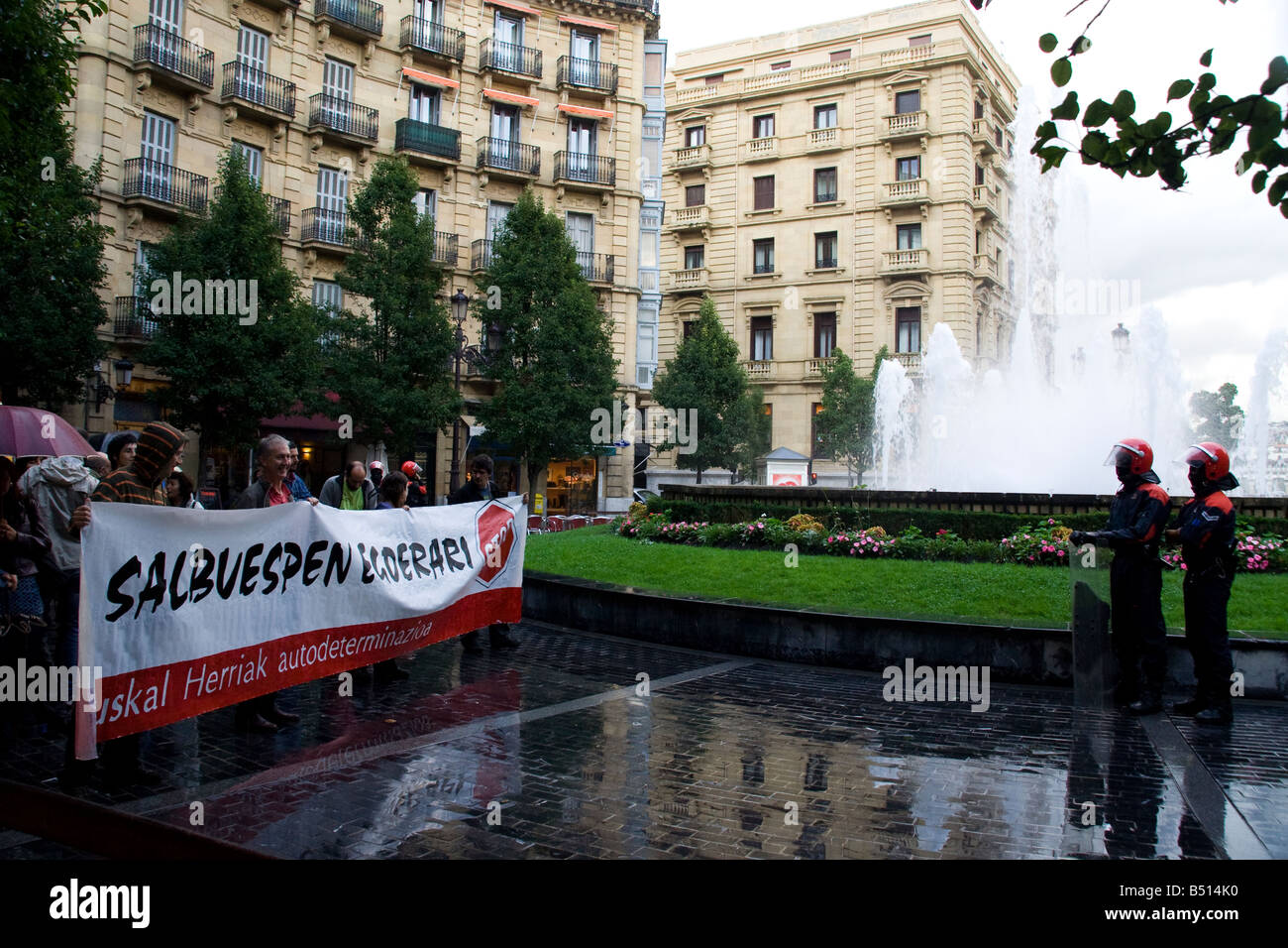 Protestation de l'ETA, négligés par la police anti-émeute, San Sebastian Banque D'Images