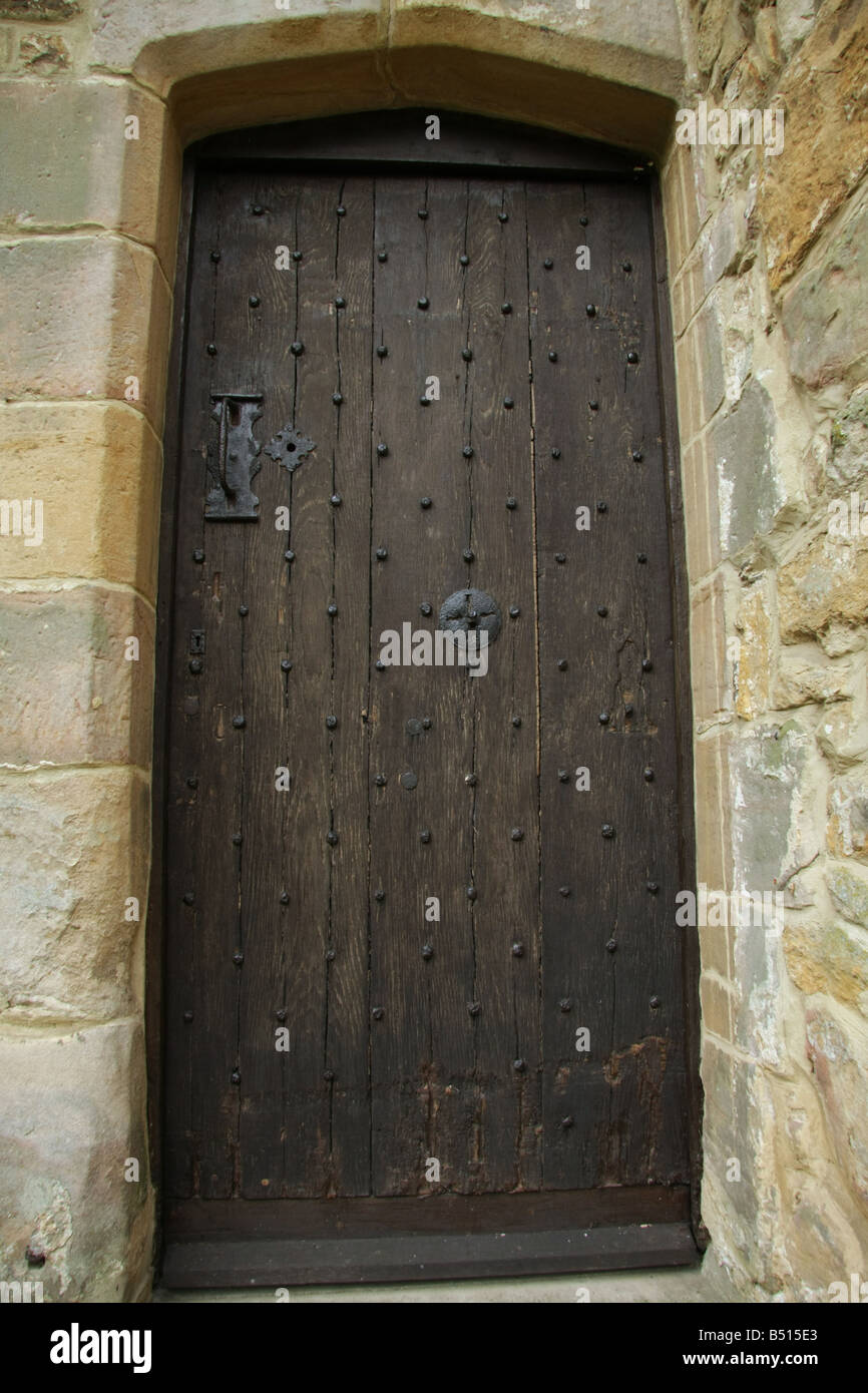 Une porte en bois dans un vieux manoir anglais. Banque D'Images