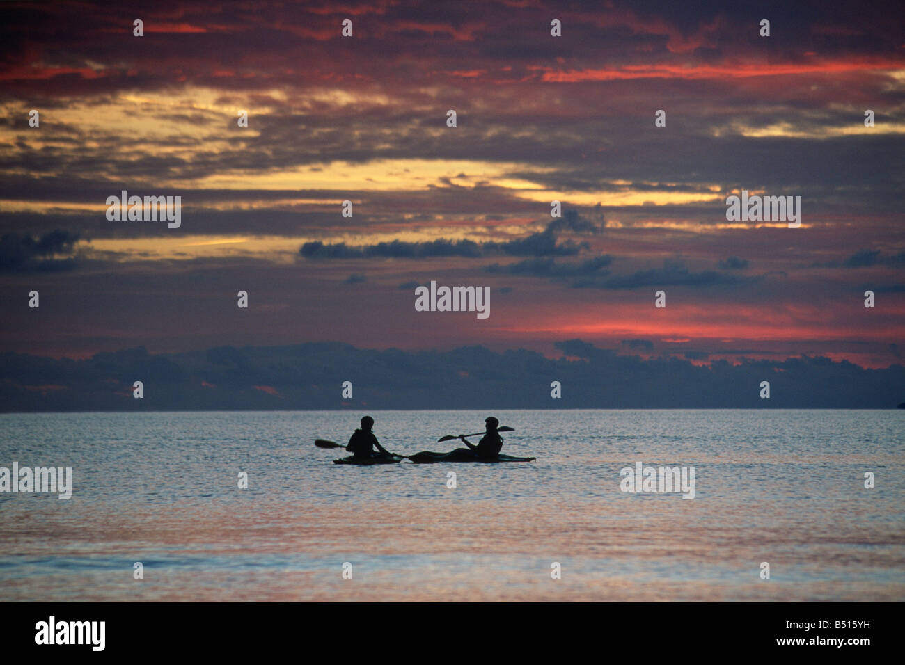 Les canoéistes crépuscule Llandanwg Gwynedd au nord du Pays de Galles Banque D'Images