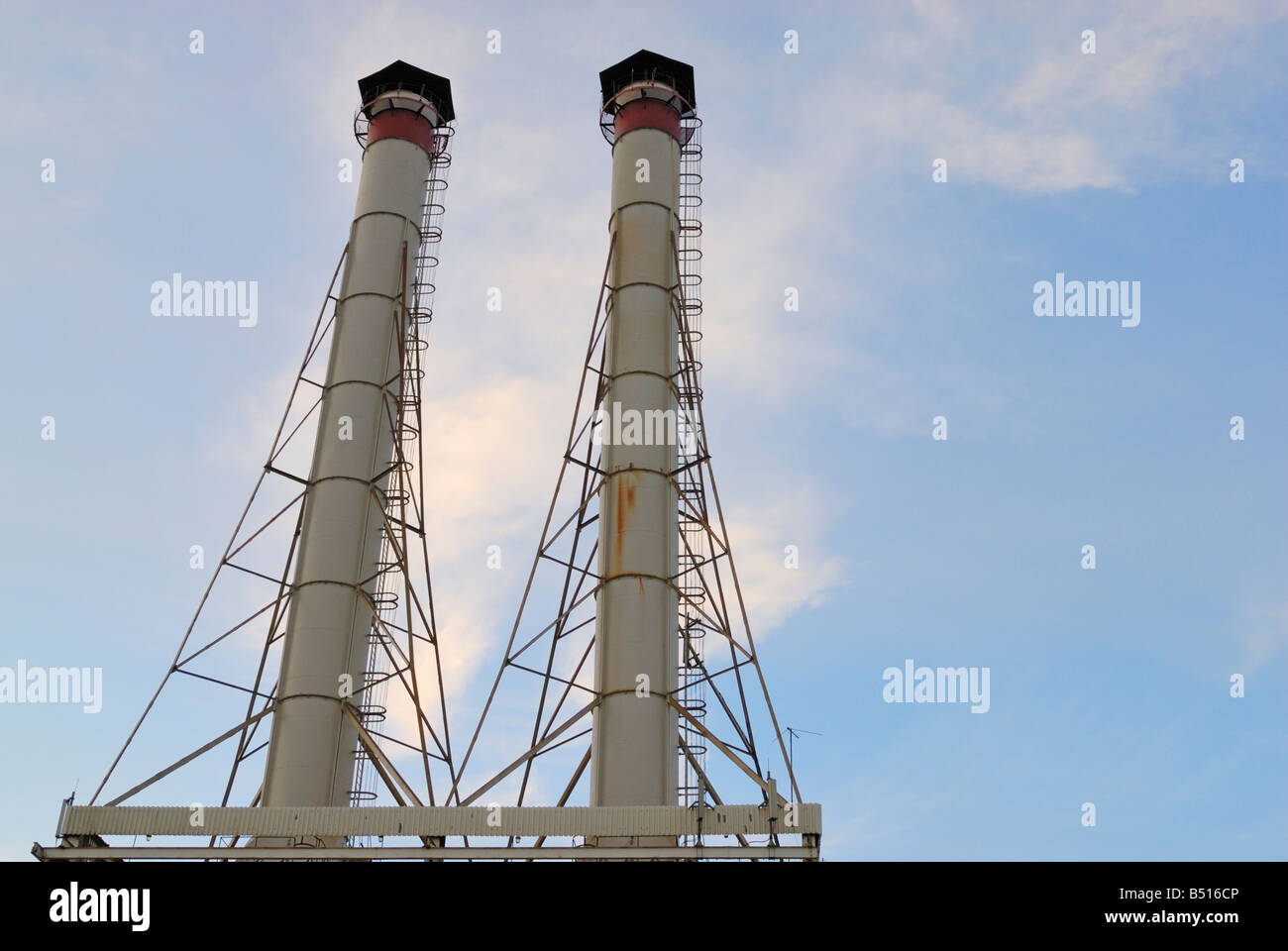 Les tuyaux d'usine plus de ciel bleu Banque D'Images