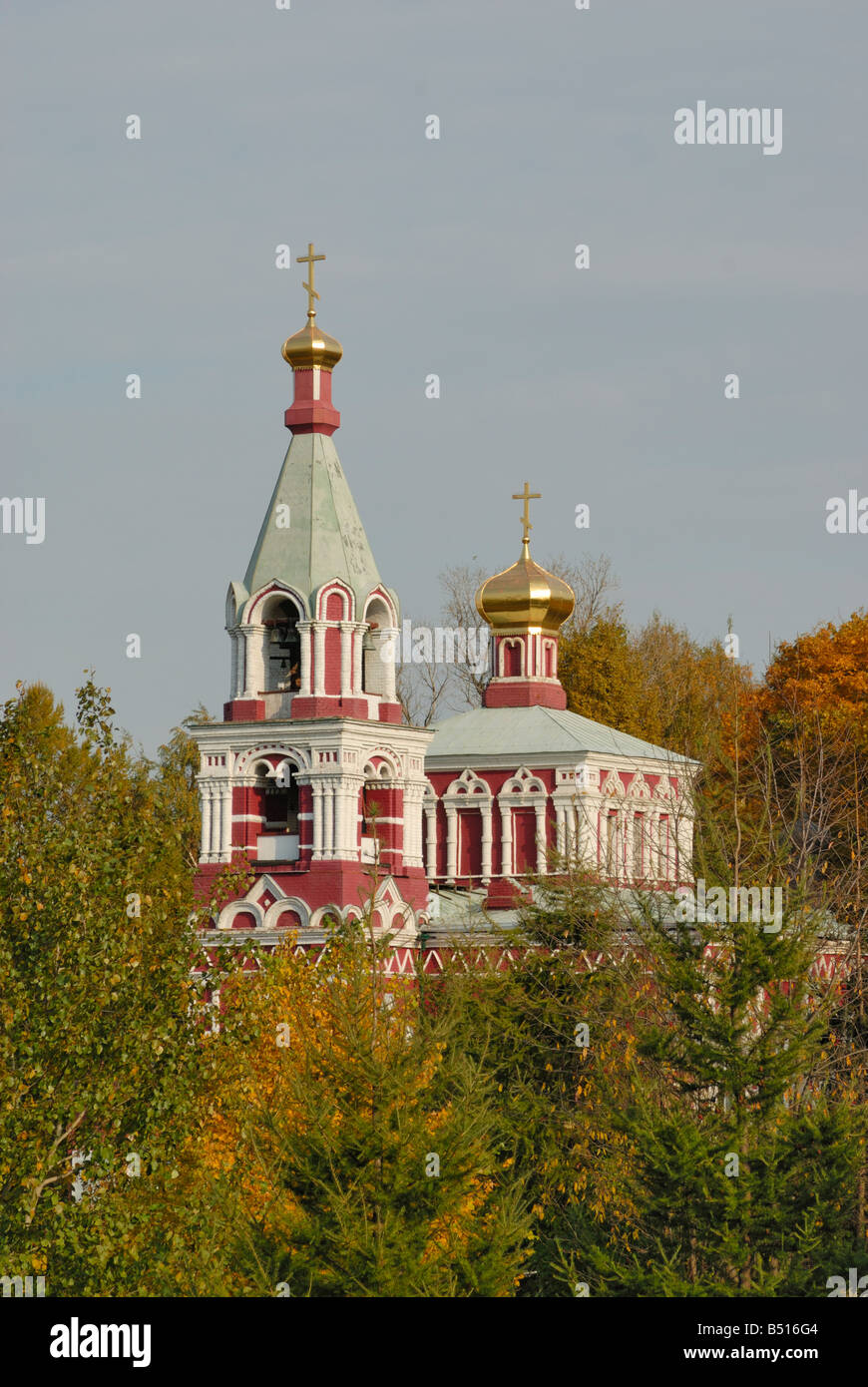 Église orthodoxe russe et autour de la forêt d'automne Banque D'Images