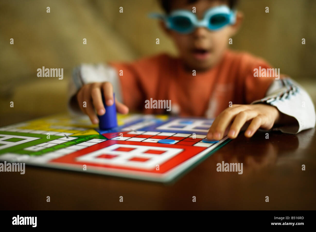 Six ans Ludo joue avec lunettes de natation Banque D'Images