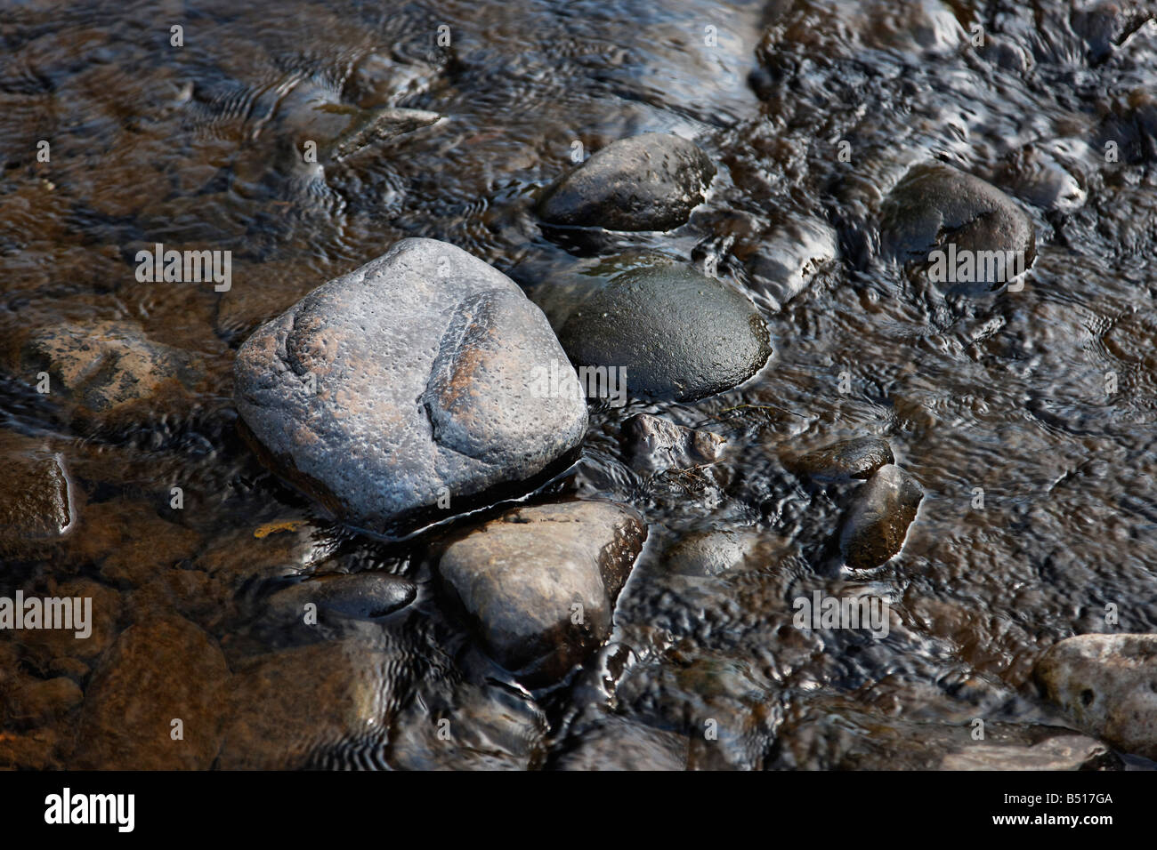 Les roches usées dans le débit de la rivière Lot, France Banque D'Images