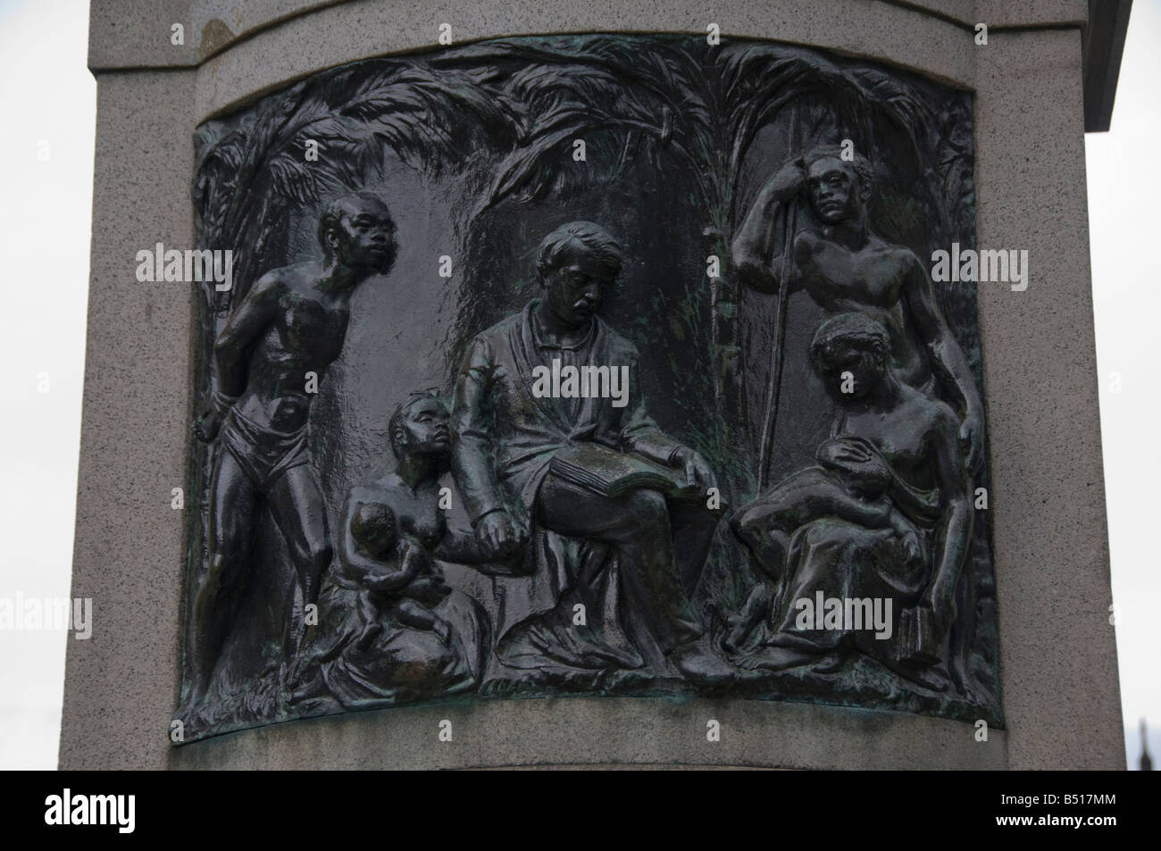 Bas-relief à base de statue de David Livingstone, maintenant à l'extérieur de la cathédrale de Glasgow montre lui assis entouré par les Africains Banque D'Images