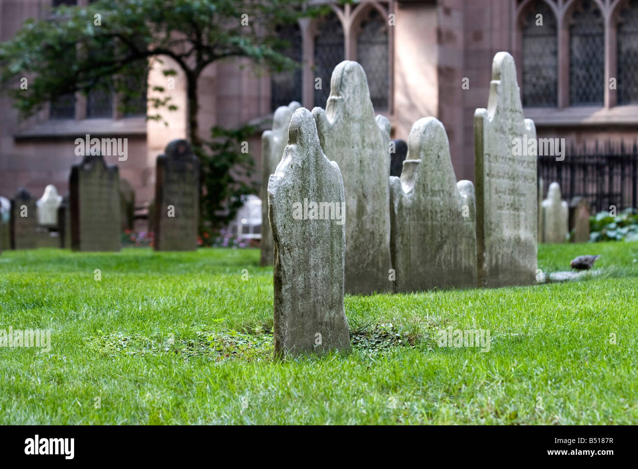 Tombes sont vus à la Trinity Church Cemetery, à côté de l'église Trinity, dans le centre-ville de New York. Banque D'Images