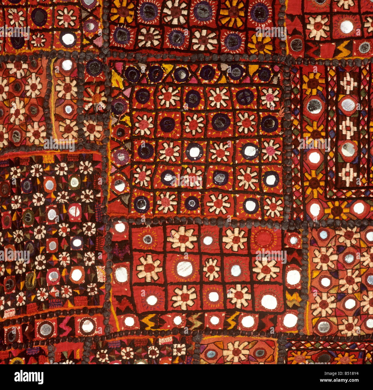 L'artisanat indien tissu patchwork travail miroir shisha Photo Stock - Alamy