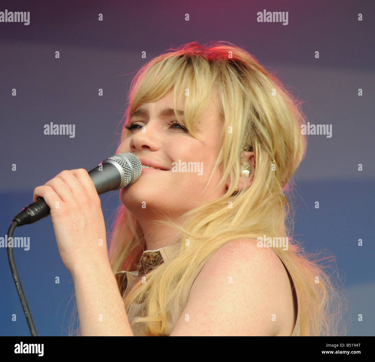 Singer Duffy performing à Cheltenham Festival Wychwood 2008 Banque D'Images