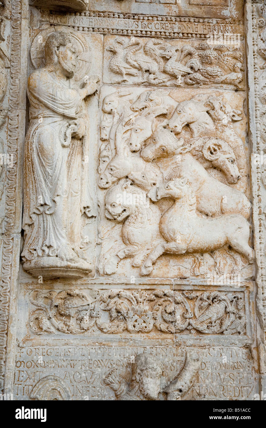 Création de l'animal sur un panneau de marbre à l'entrée de la Basilique de San Zeno Maggiore, Vérone, Italie Banque D'Images