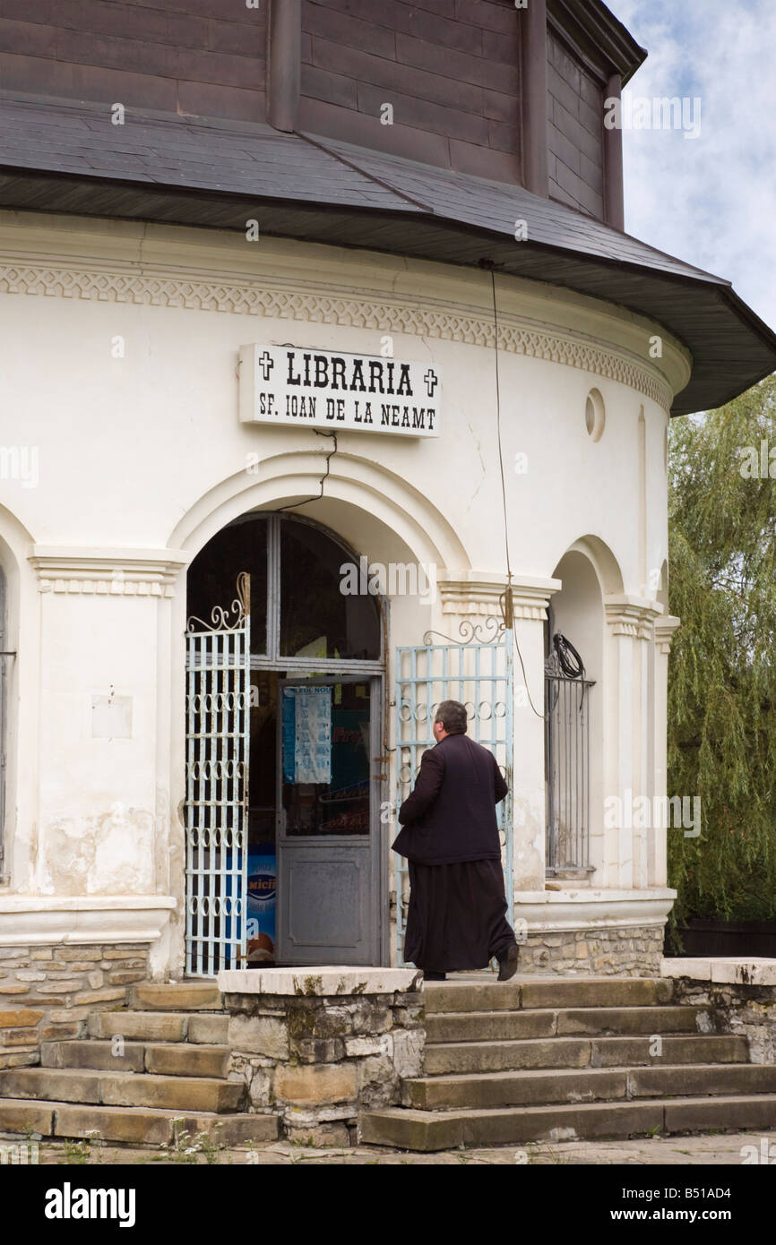 La Moldavie Roumanie Europe moine orthodoxe roumaine d'entrer à la bibliothèque du Monastère Neamt compound Banque D'Images