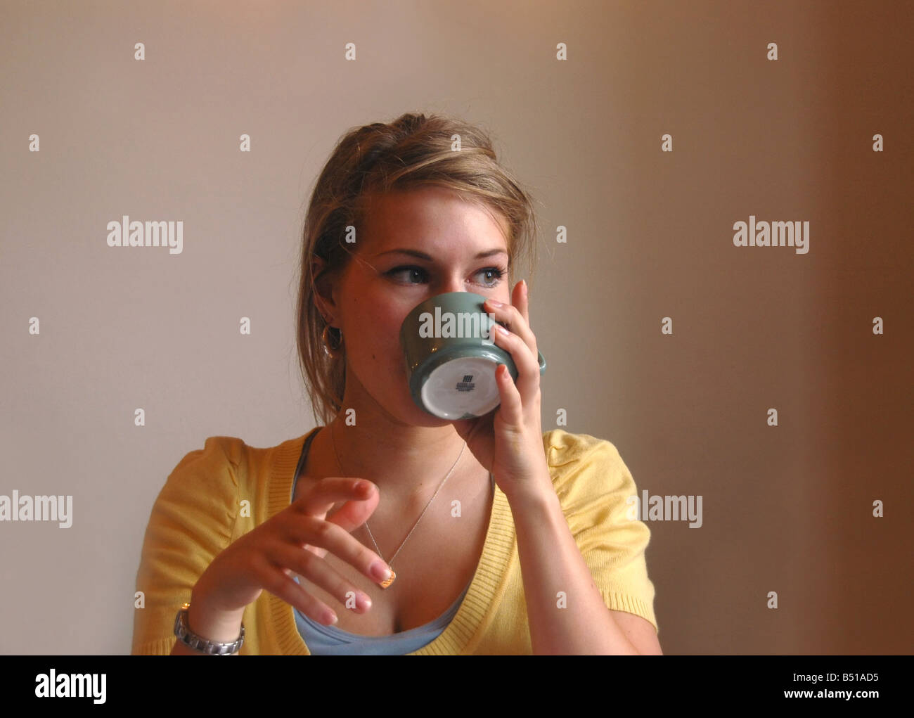 Une jeune femme à boire le thé / café. Banque D'Images