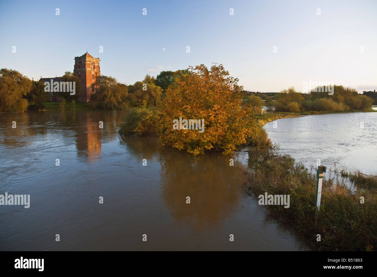 L'inondation du fleuve Severn à Atcham près de Shrewsbury Shropshire en été England UK Royaume-Uni GB Grande-bretagne British Isles Banque D'Images