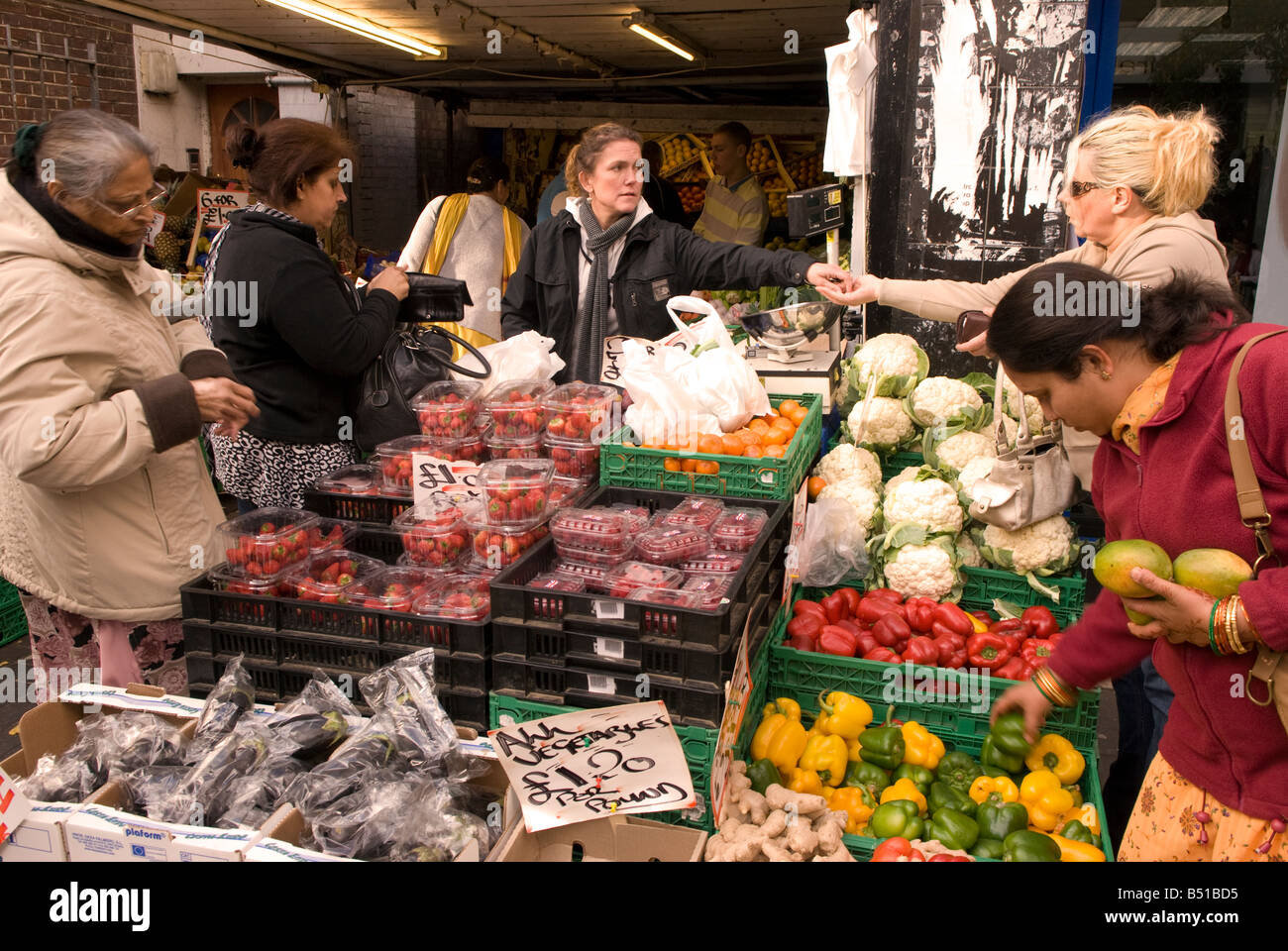 Stand de fruits et légumes, High Street, Hounslow, Middlesex, Royaume-Uni. Banque D'Images