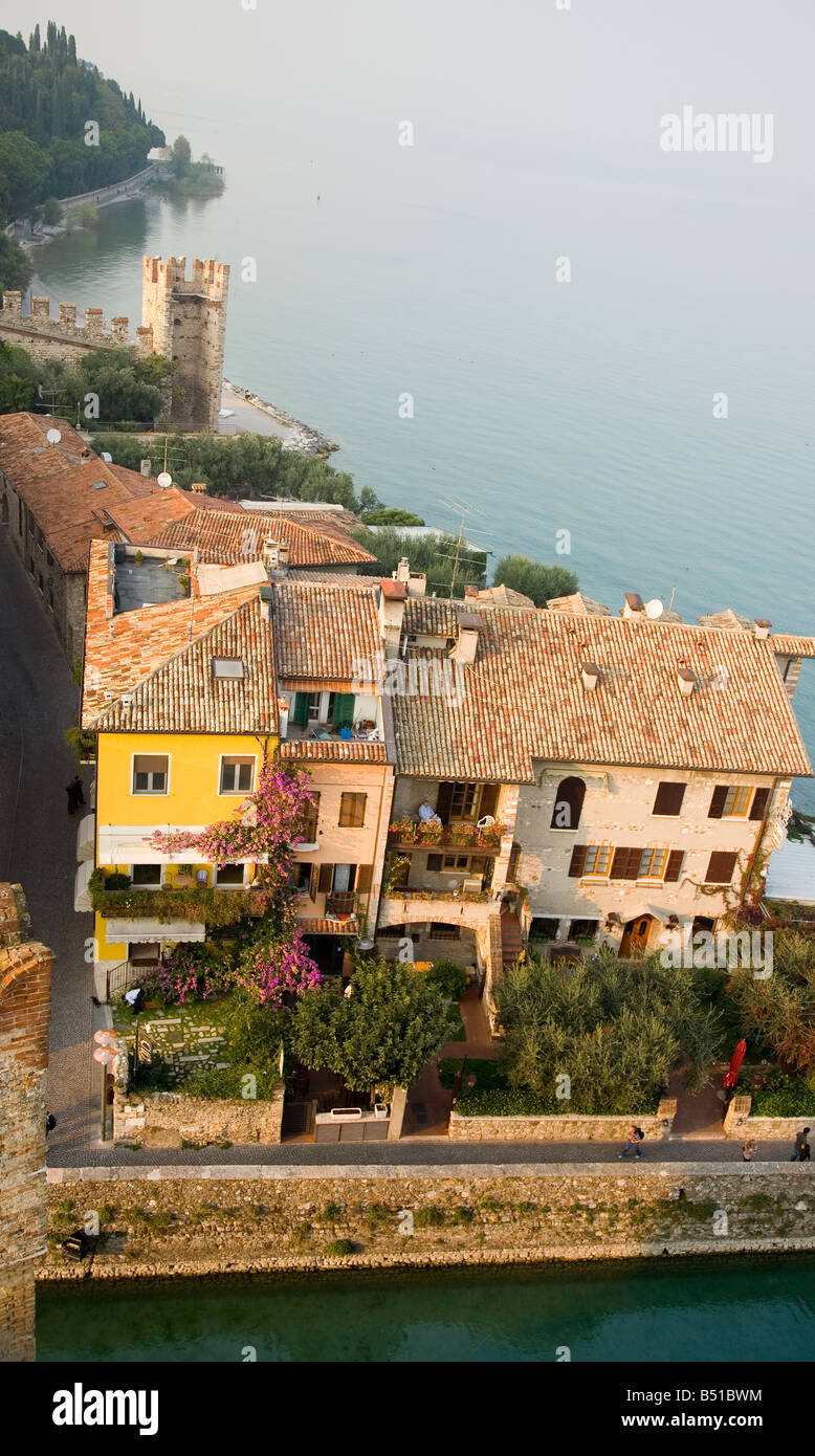 Maisons et château de Sirmione, Lac de Garde, Italie du Nord Banque D'Images
