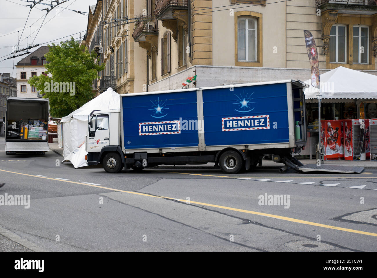 Les camions de livraison livrer des fournitures à l'avance de l'année Festival, Fête des vendanges Banque D'Images