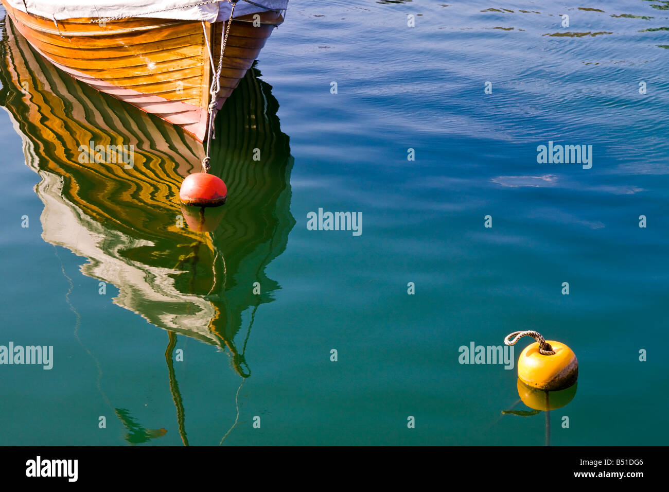 Un bateau à Porto Ceresio, lac de Lugano, Varese, Italie Banque D'Images