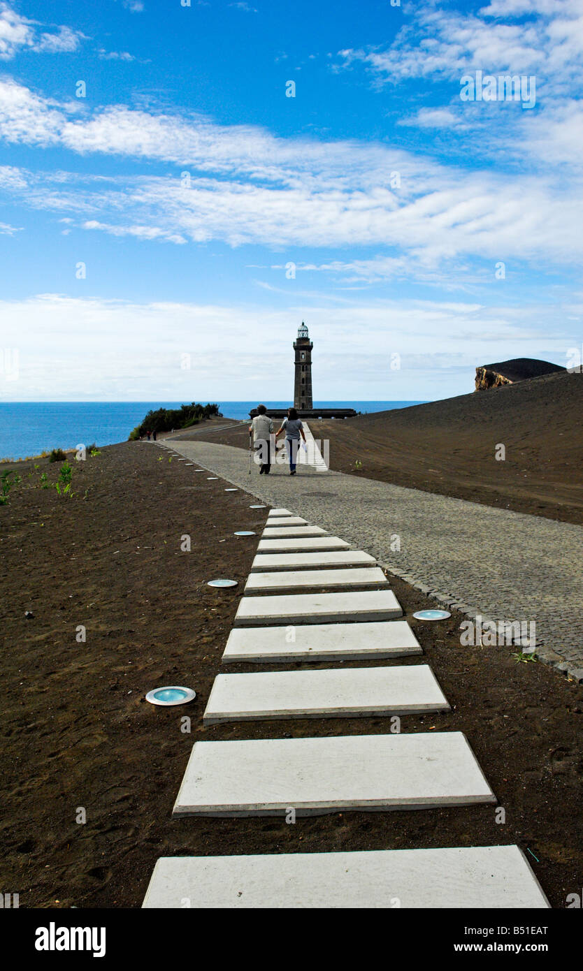 Voies menant à Ponta dos Capelinhos et le musée de l'île de Faial Açores volcan Banque D'Images