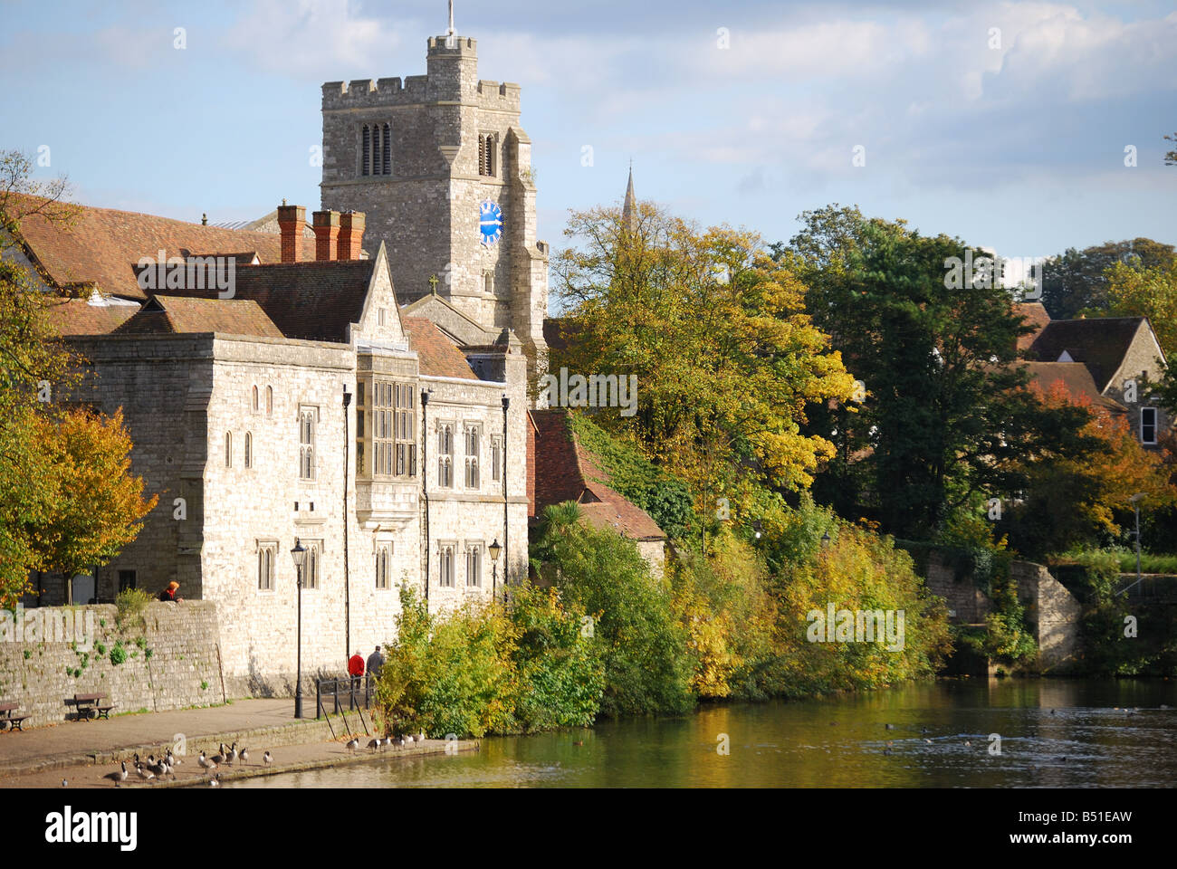 Riverside montrant le Palais de l'archevêque, rivière Medway, Maidstone, Kent, Angleterre, Royaume-Uni Banque D'Images