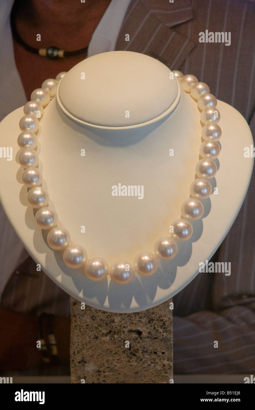 Une chaîne de valeur des grandes perles cultivées appariés dans la fenêtre d'une des bijoutiers à Broome Australie Occidentale Banque D'Images