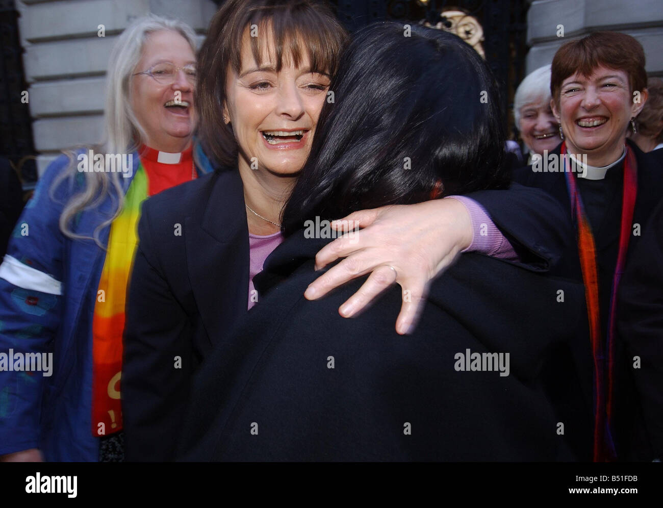 Make Poverty History clergé féminin inscrivez-vous la lutte contre la pauvreté l'actrice Dawn French conduire les femmes de Traflagar Square à Downing Street, où ils ont rencontré Tony et Cherie Blair Mars Campagne de démonstration de la dette du tiers monde brassard blanc foulard rouge femmes Janvier 2005 2000s Banque D'Images