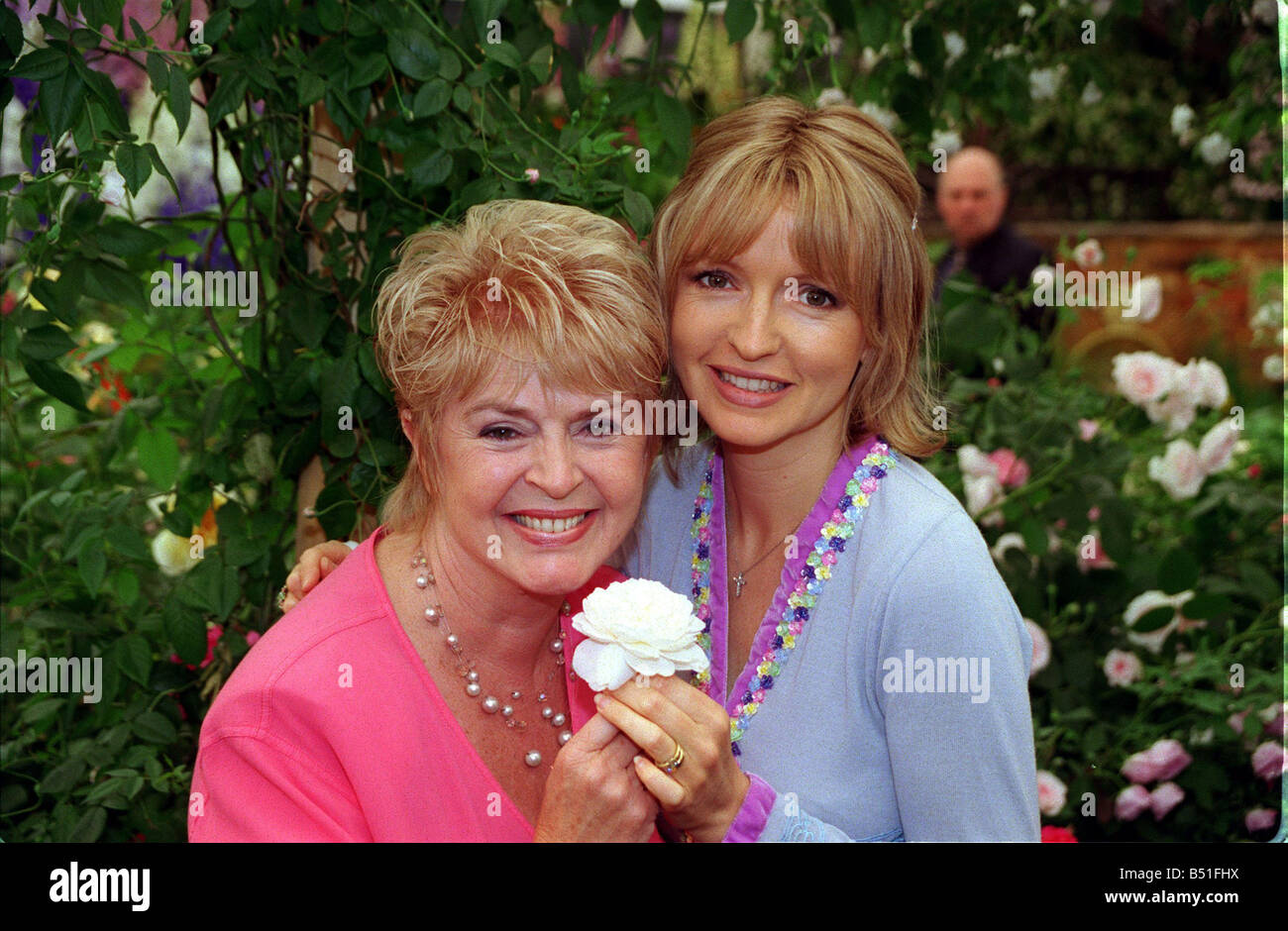 Gloria Hunniford avec fille Caron Keating Mai 2000 à Chelsea Flower Show 2000 Banque D'Images