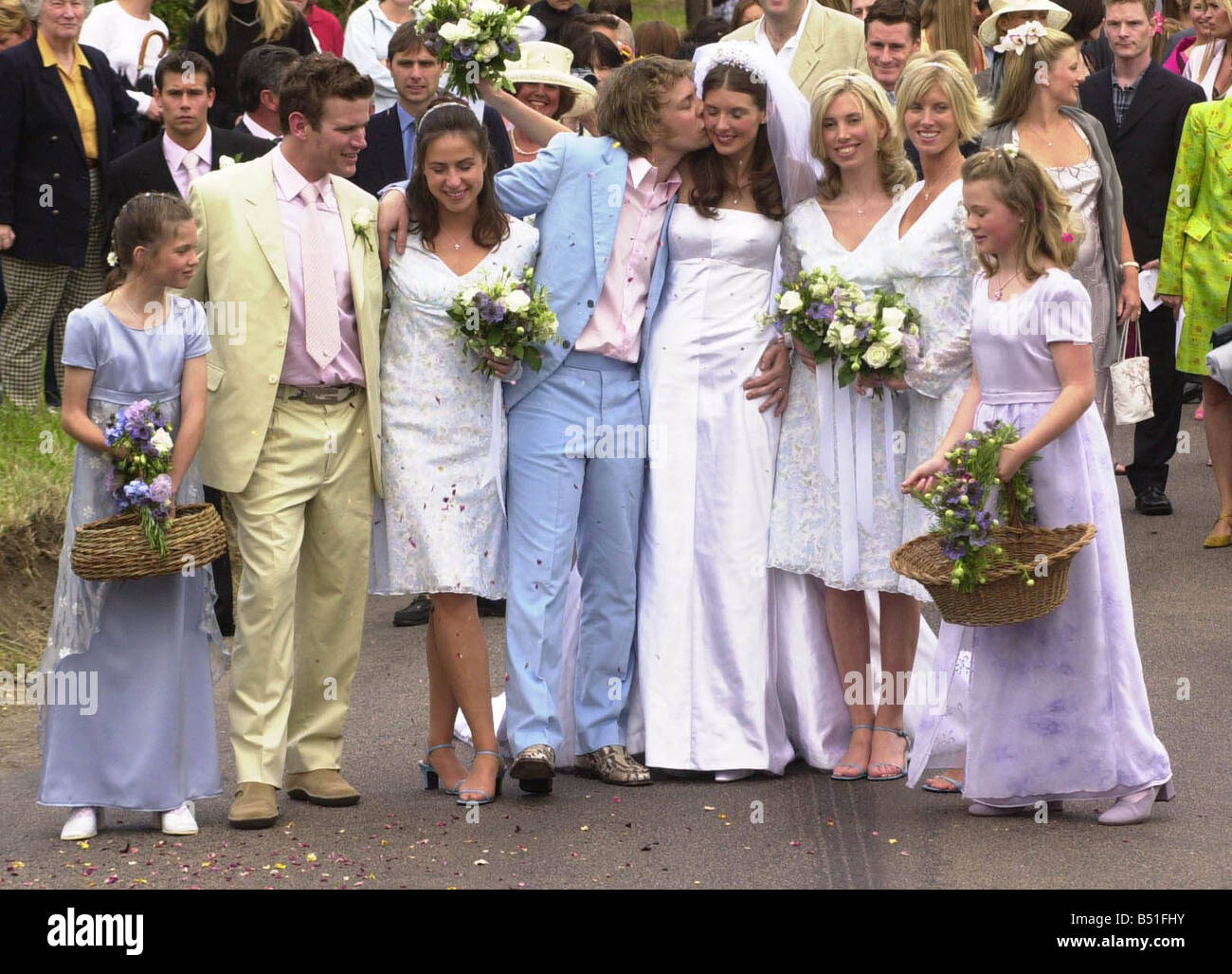 Jamie Oliver avec nouvelle épouse Juliette juin 2000 lors de leur mariage à l'église All Saints dans Rickling dans Essex Jules Oliver Banque D'Images
