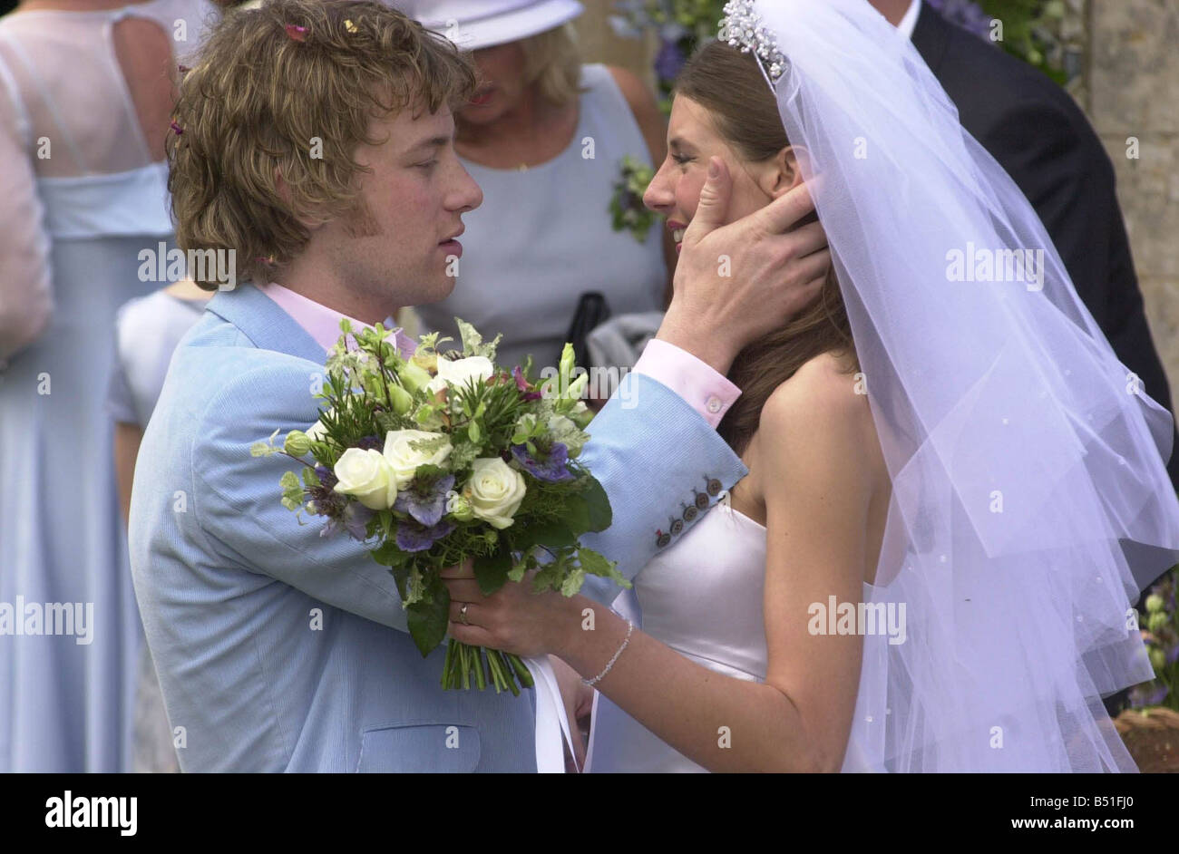 Jamie Oliver avec nouvelle épouse Juliette juin 2000 lors de leur mariage à l'église All Saints dans Rickling dans Essex Jules Oliver Banque D'Images