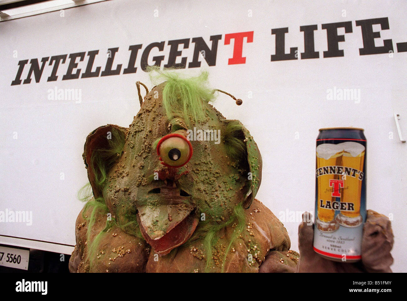 Tennents Lager offre spéciale le spot de promotion de l'étranger peuvent maintenant lager monster l'espace ovni Banque D'Images