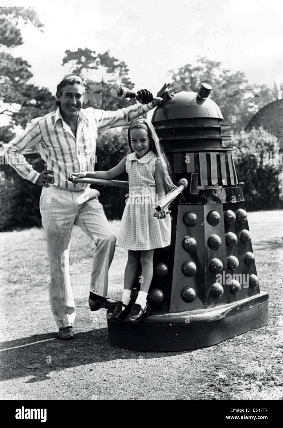 Terry Nation le scénariste né Cardiff en photo avec sa fille Rebecca et un de ses fameux plat créations un Dalek de la série Dr qui était responsable de la nation pour un certain nombre de grandes séries télé y compris les Avengers Le Saint et the Persuaders 28e Août 1975 Banque D'Images