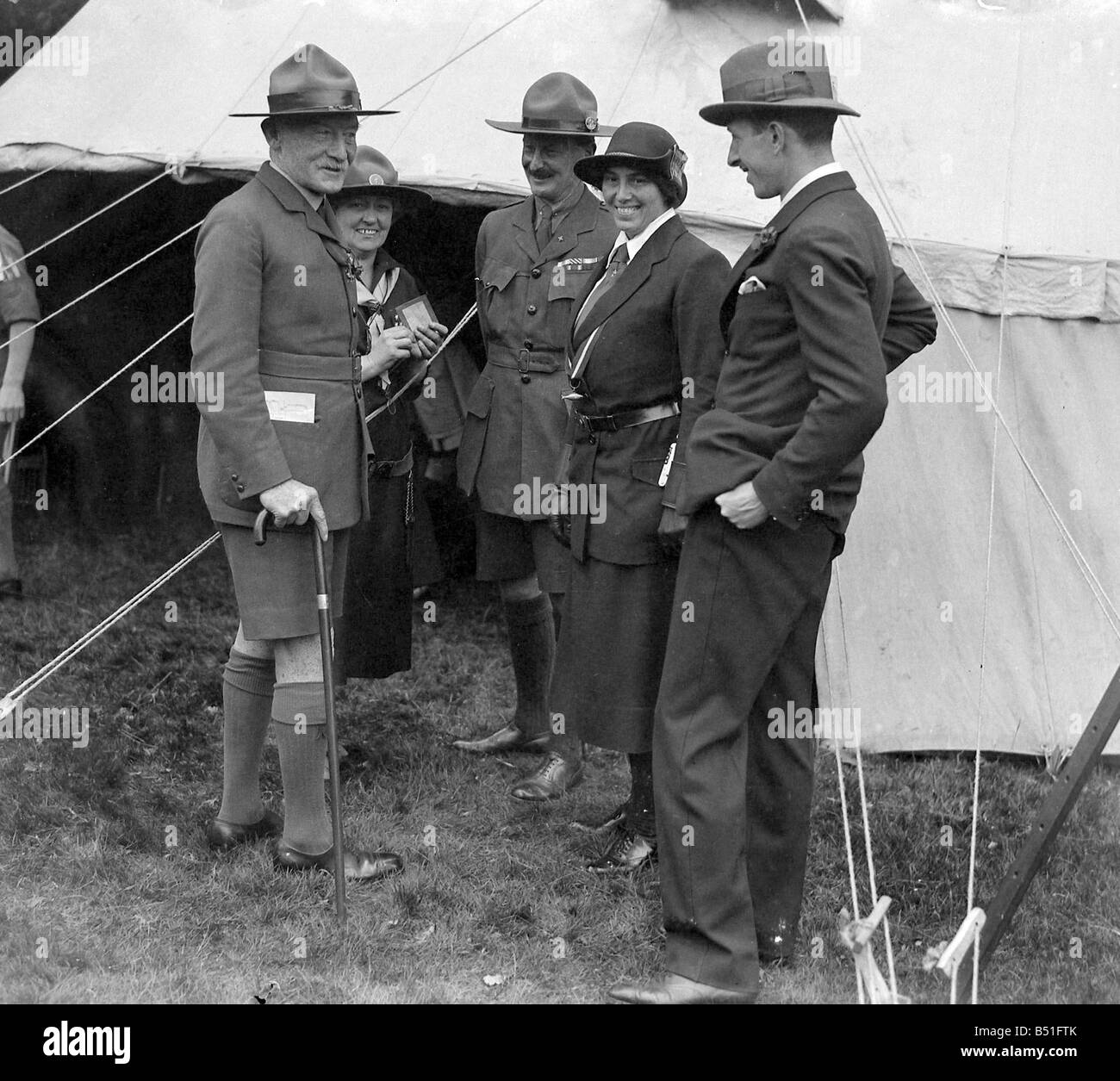 Sir Robert Baden Powell vu ici à gauche un rassemblement scout scout avec des maîtres à Hatfield House Juin 1927 Banque D'Images