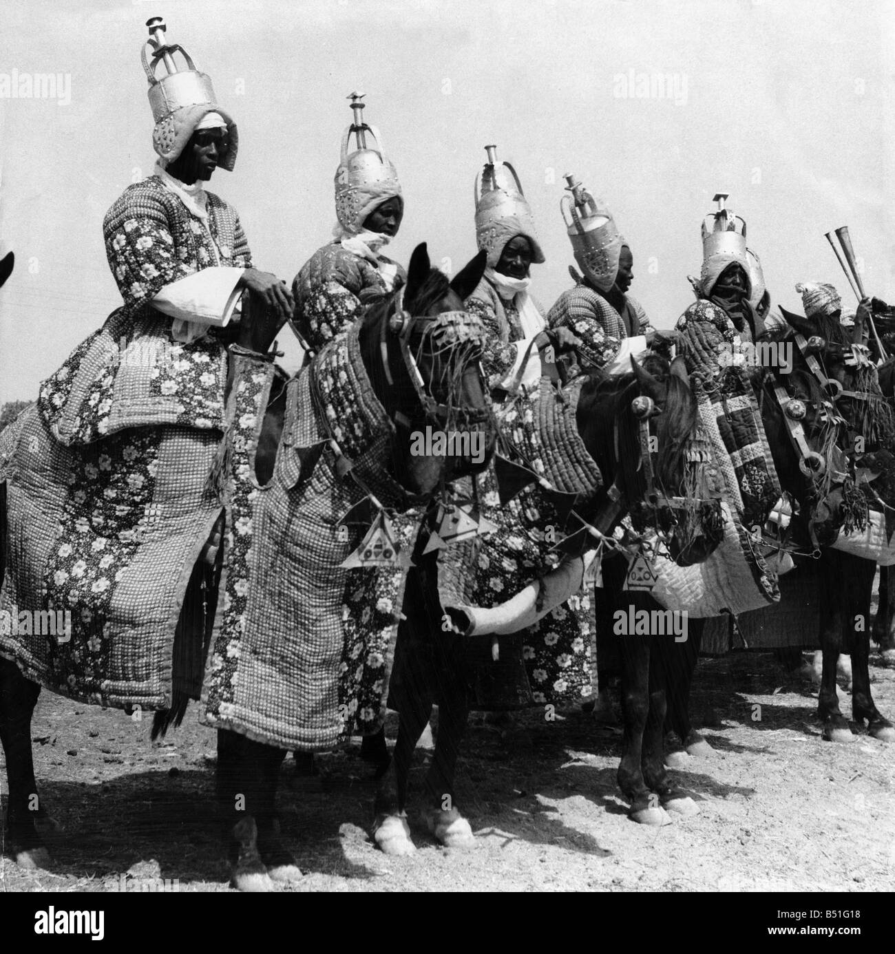 La tribu nigériane habillés en costume traditionnel défilé devant la Reine pendant ici d' du Nigéria &# 13 ;&# 10;Février 1956 Banque D'Images