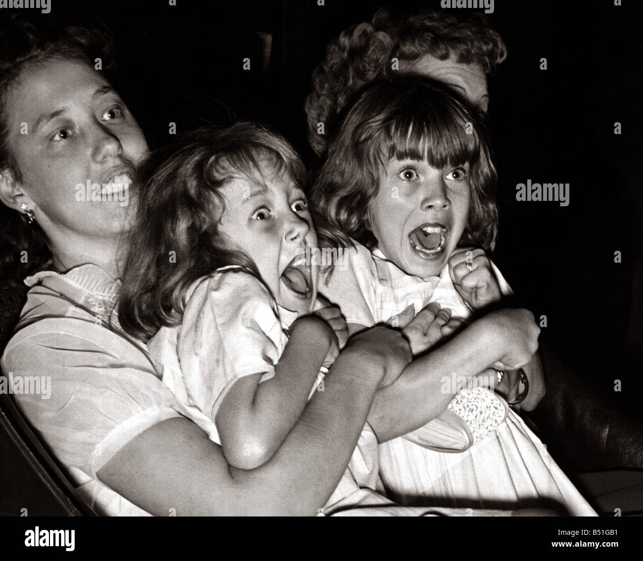 Manèges forains le Ghost Train avril 1954 Peur enfants hurlant pendant qu'ils marchent à travers un fantôme circulez à une fête foraine fairs Banque D'Images