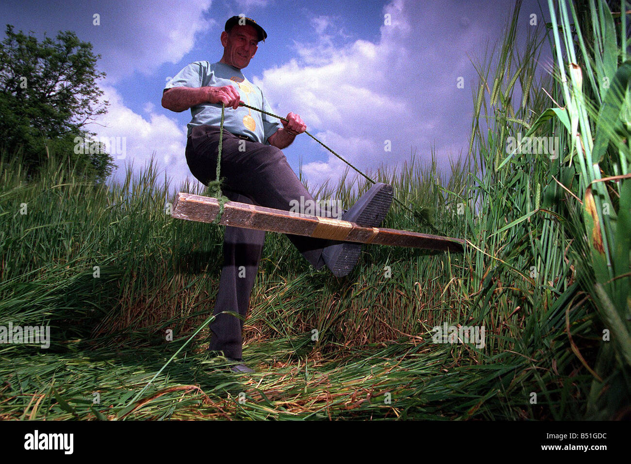 Doug Bower qui fait des cercles de récolte 1994 Banque D'Images