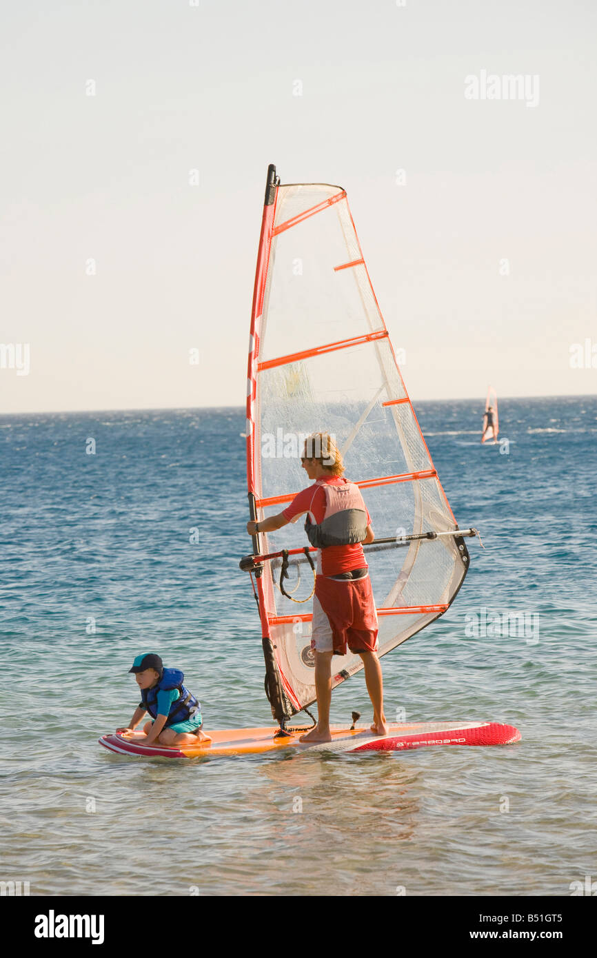 Une planche dans la Red Sea Resort de Dahab en Egypte avec un enfant à l'avant de la board Banque D'Images