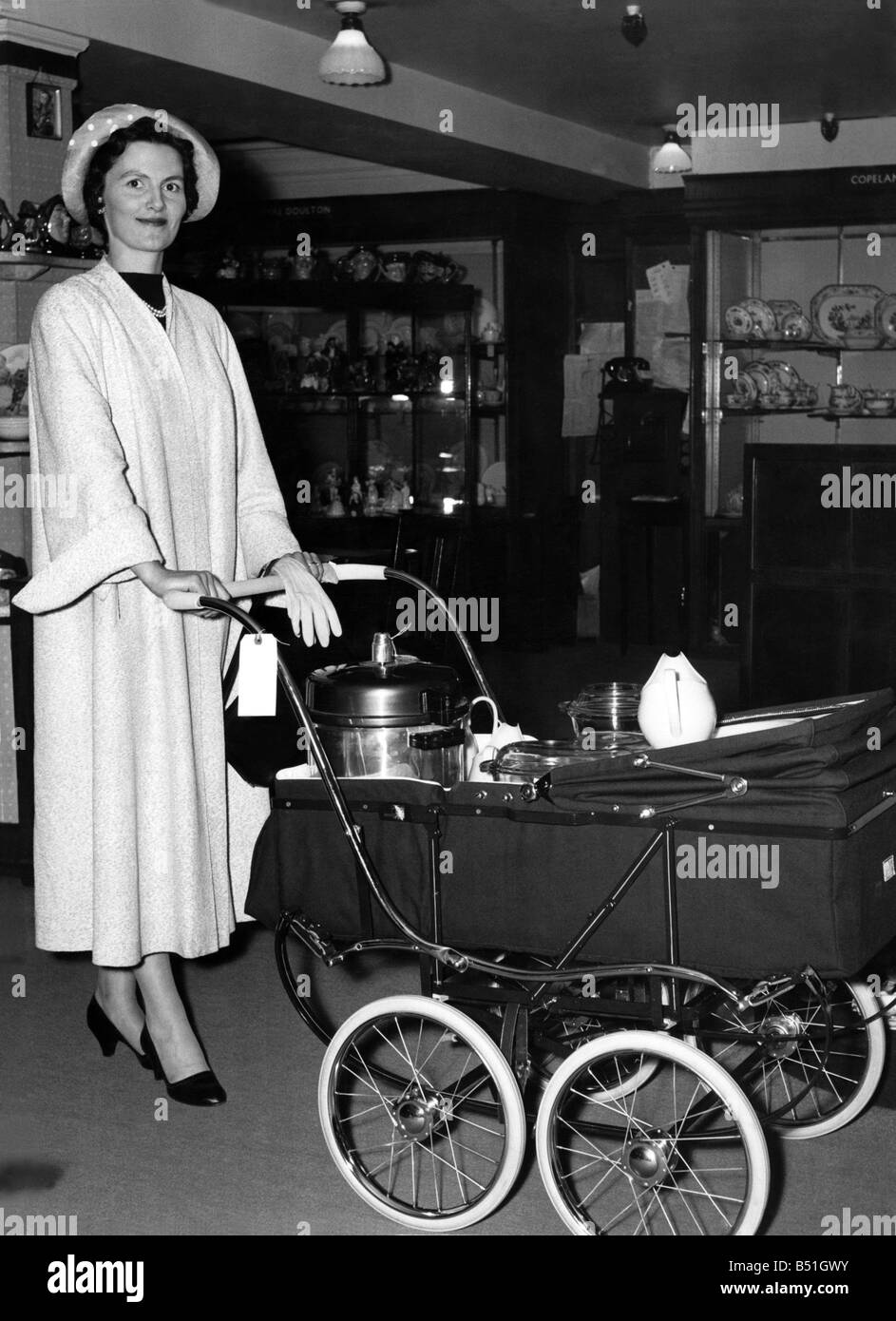 Mme Elizabeth Austin de Liverpool l'un des compétiteurs dans la parfaite ménagère photographiés avec un concours de la PRAM et de ses achats. Avril 1957 P000225 ; Banque D'Images