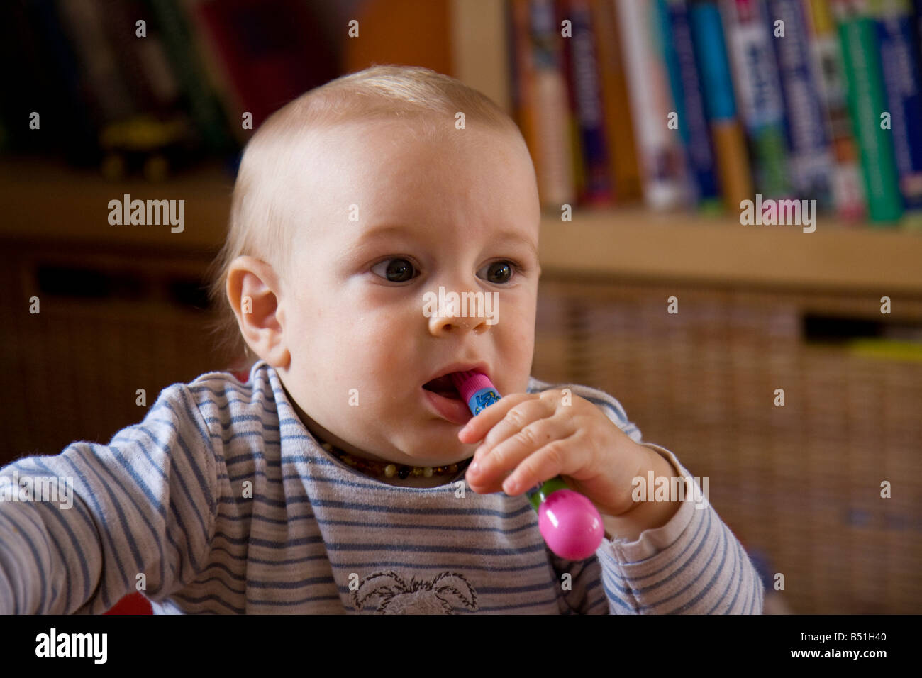 Bébé avec stylo dans la bouche Banque D'Images