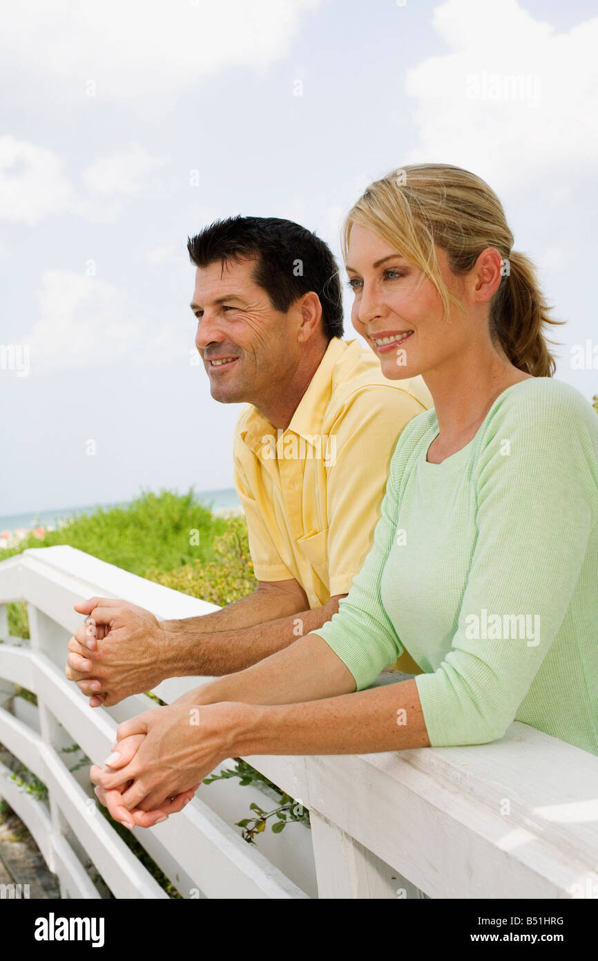 Couple Leaning on Wooden Fence Banque D'Images