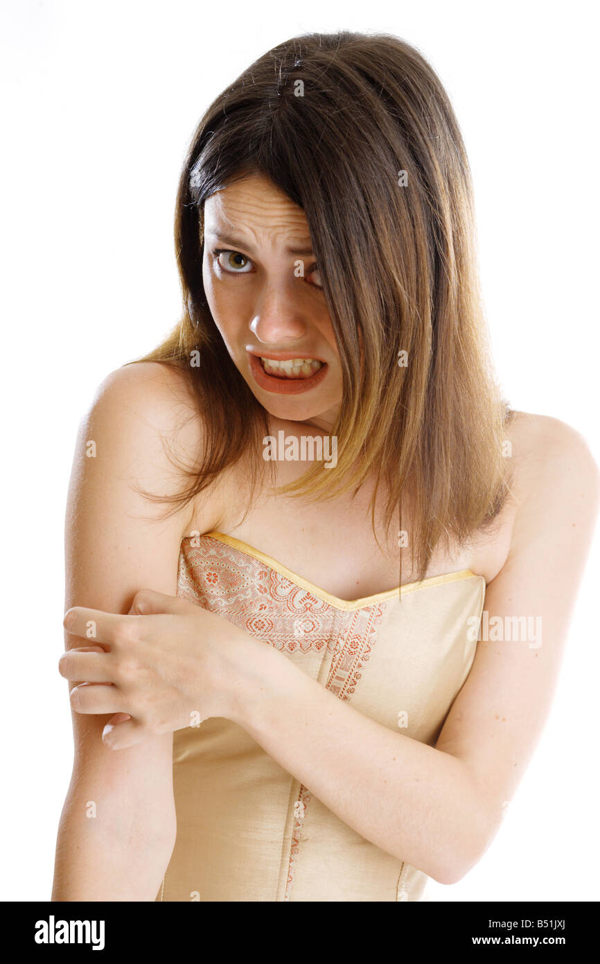 Jeune femme de rayer son bras Banque D'Images