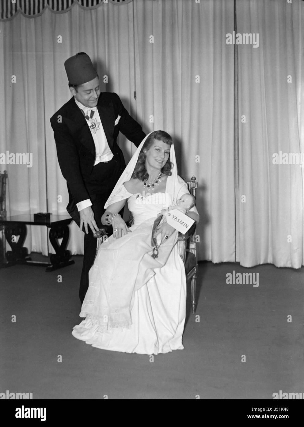 Ann Seymour et mari, Digby Maston Fashion designer est venu habillé comme Rita Hayworth, Aly Khan et de l'enfant à de nouvelles années de travail. 195 Banque D'Images