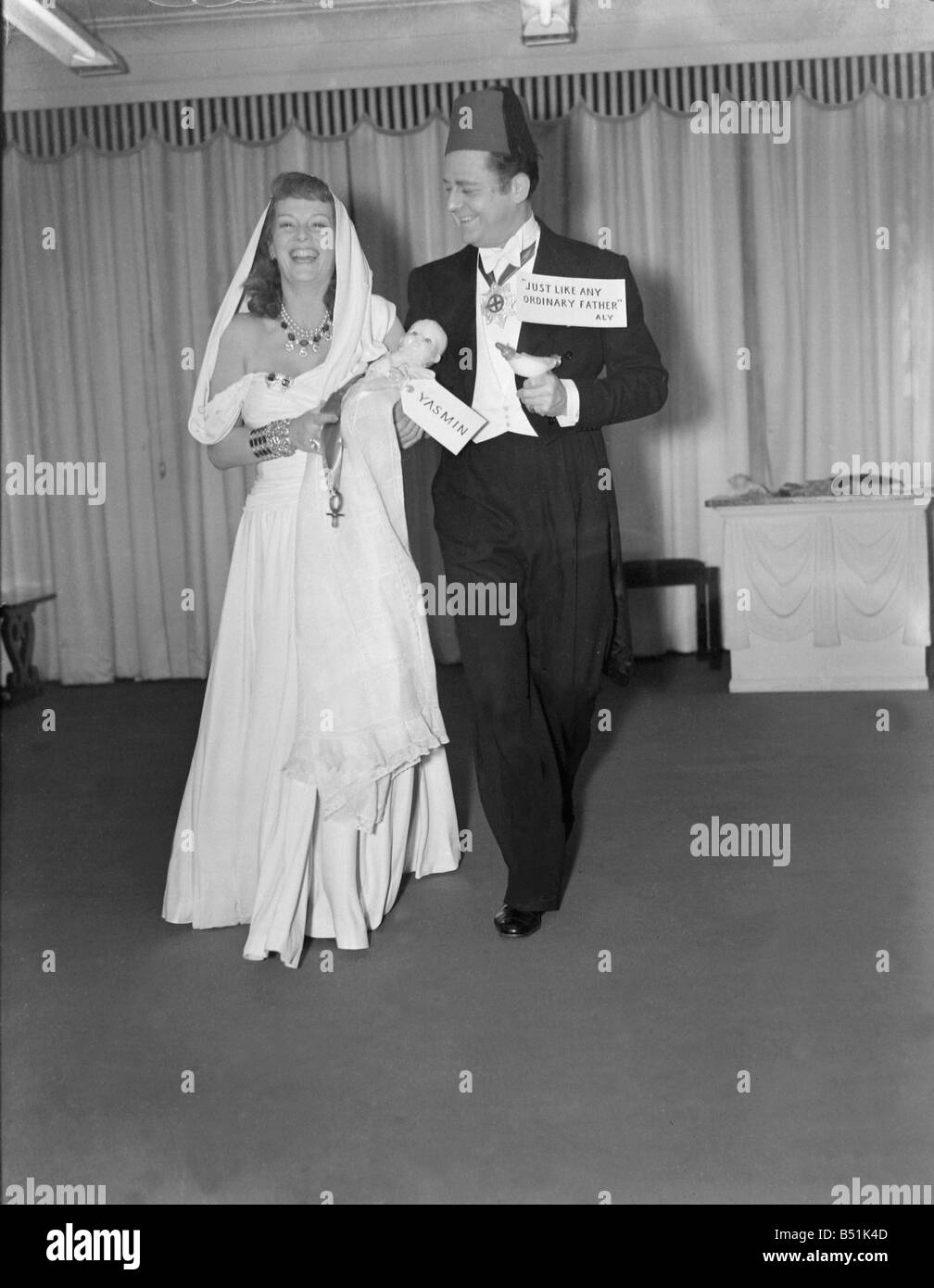 Ann Seymour et mari, Digby Maston Fashion designer est venu habillé comme Rita Hayworth, Aly Khan et de l'enfant à de nouvelles années de travail. 195 Banque D'Images